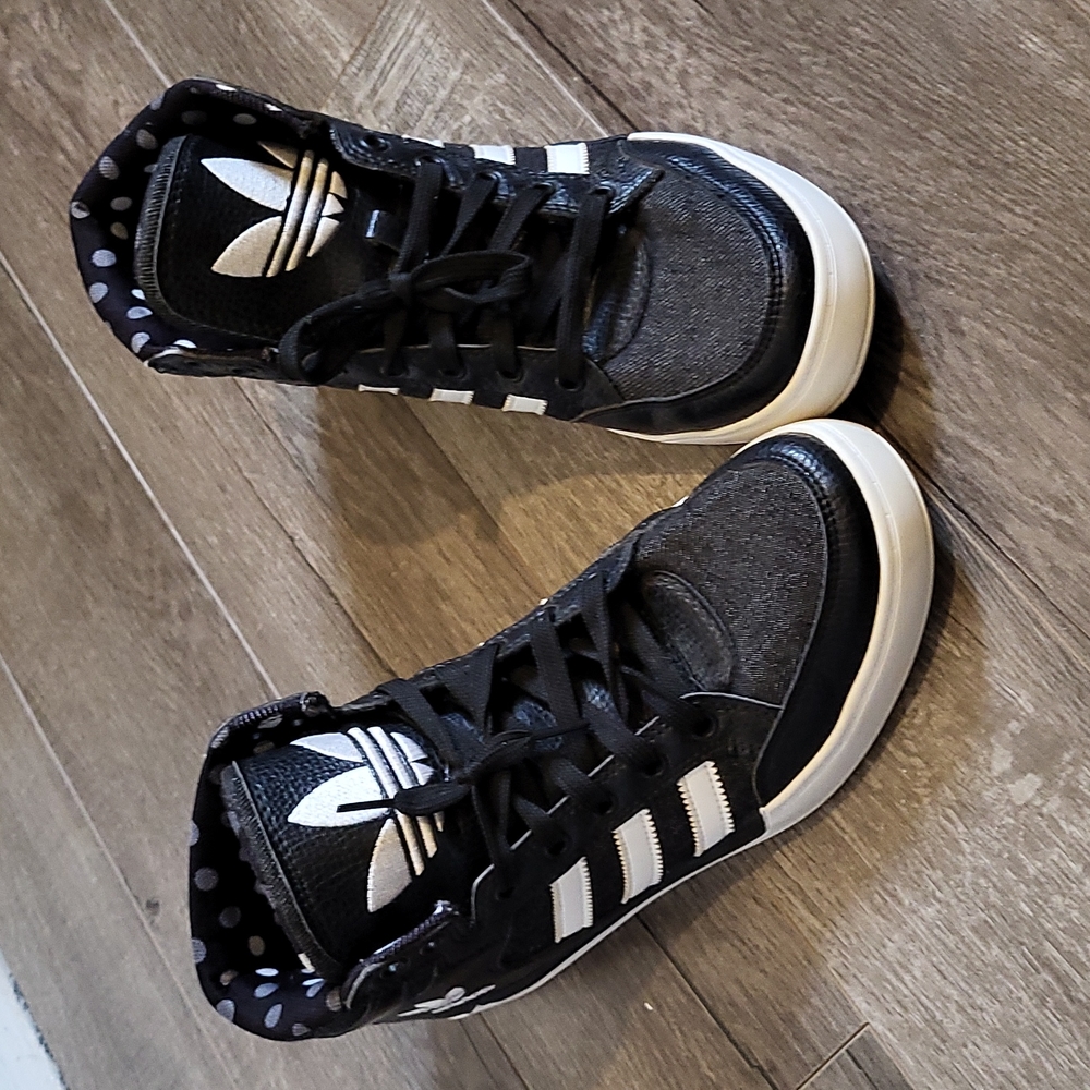 Hardly worn adidas high top sneakers polka dot is slightly discolored